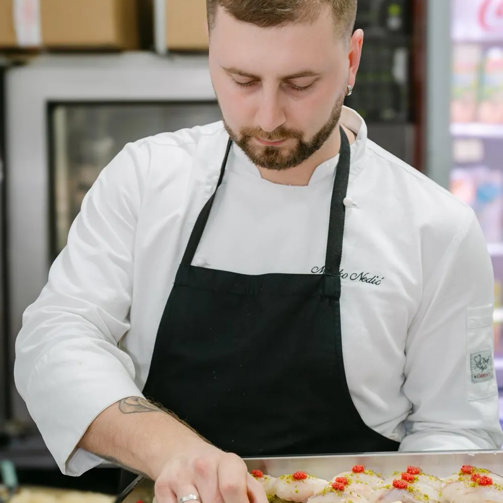 Chef priprema sushi