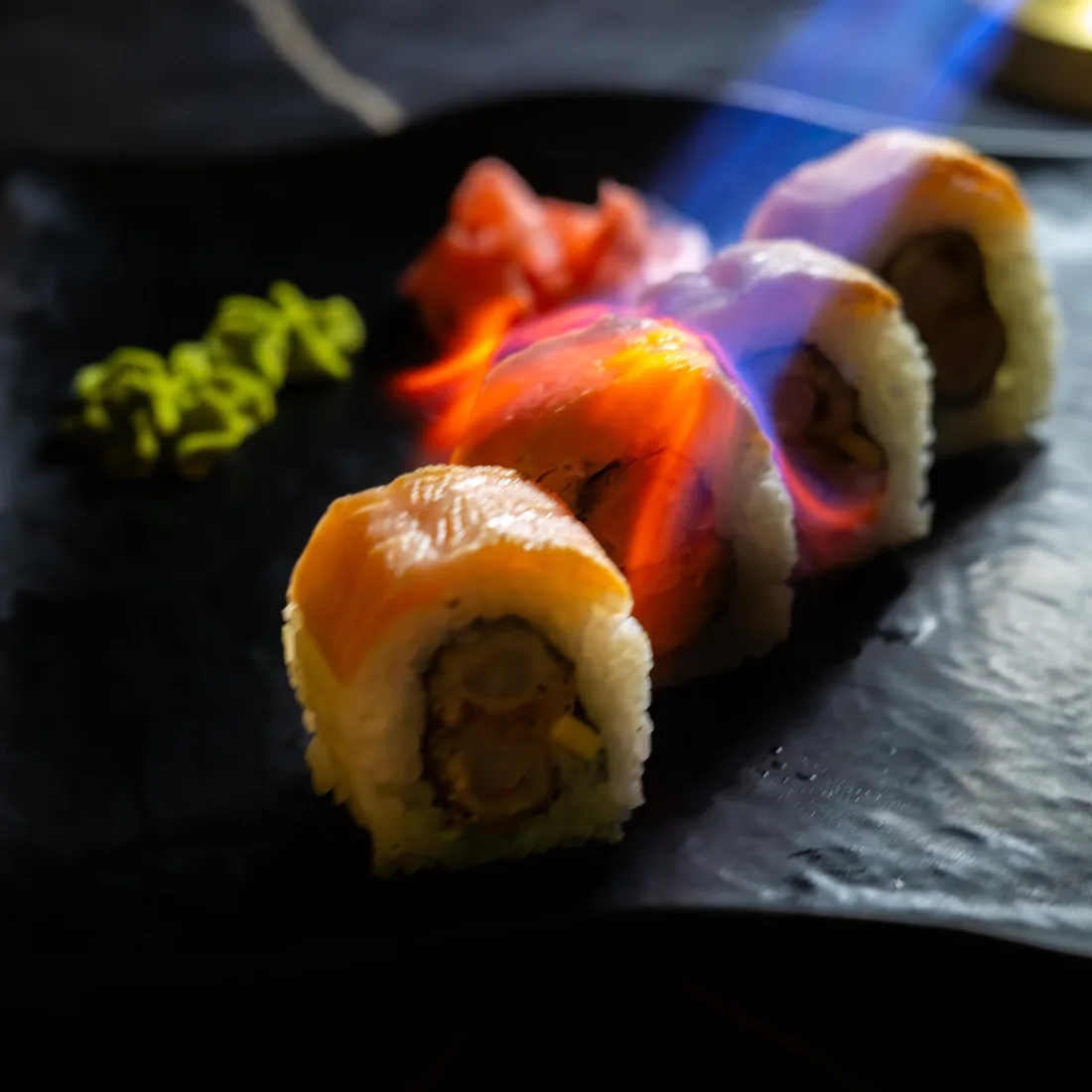 Kaizen roll, flambiranje lososa
