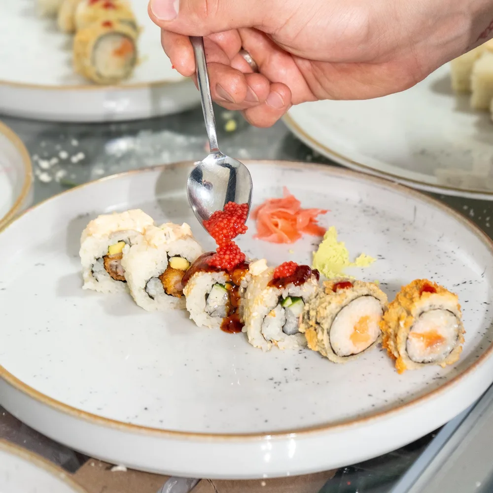 Chef dovršava tanjur sushija