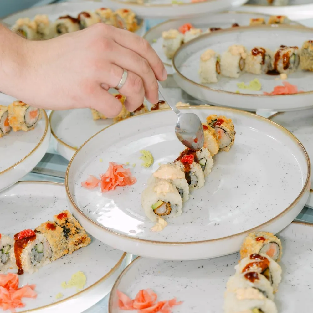 Slaganje sushi tanjura