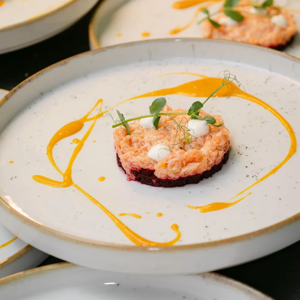 Tartar od lososa na cikli