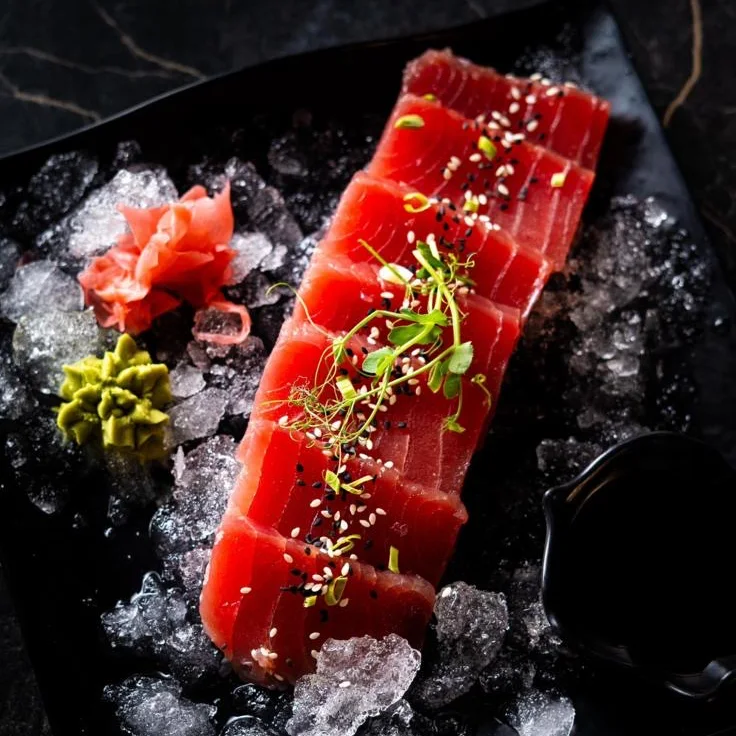 Tuna sashimi na ledu